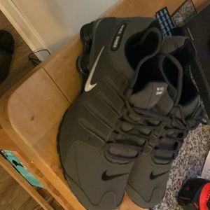 Men’s dark gray Nike Shox size 9 1/2
